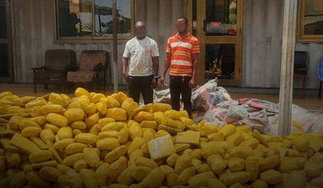 Tema: Police intercept truck loaded with over 3,000 slabs of substances suspected to be narcotics