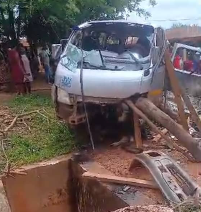 Four killed in sprinter bus crash at Sefwi Asempanaye